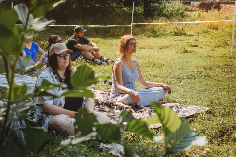 Kobiety relaksują się na trawie