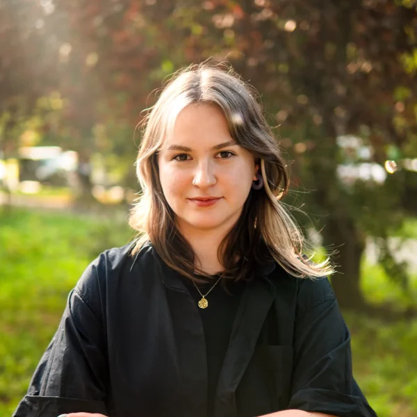 Kobieta w krótkich brązowych włosach do ramion.